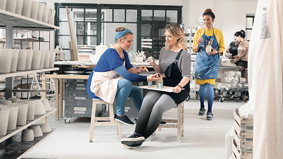 Dip Dye Collection Kvinder sidder og laver keramik. De har kompressionsstrømper på.