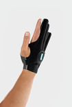 Öppning för tumme och pekfinger ger rörelsefrihet (Digitus 3 fingrar)