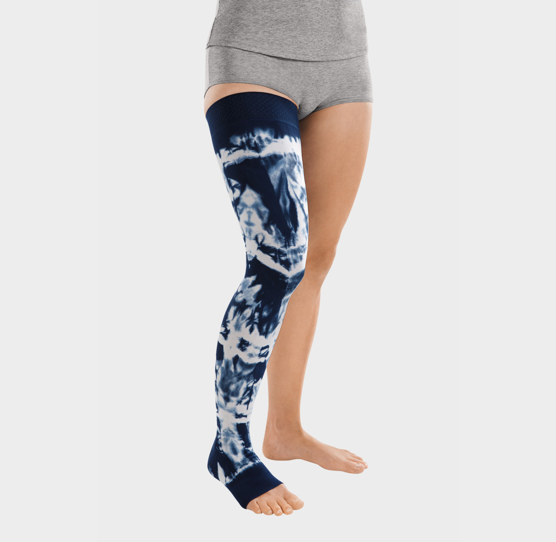 ScarComort Kompressionsstrumpf Dunkelblau-Weiß Frau trägt einen dunkelblauen ScarComfort Fine Kompressionsstrumpf mit weißem Batik-Muster