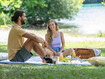 Homme et femme faisant un pique-nique au bord du lac