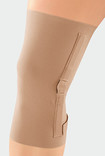 Knie mit der JuzoFlex Genu 100 ist als Ausführung mit Gelenkschienen erhältlich