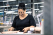 Femme en train de contrôler un bas de compression