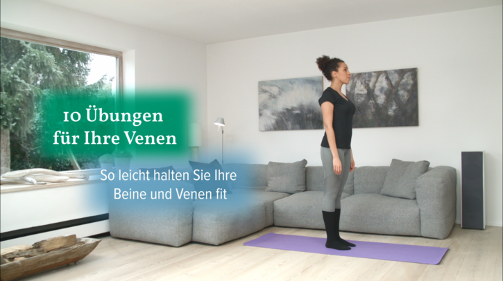 Juzo Venenübungen Frau macht in ihrer Wohnung Übungen für die Venen