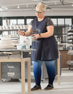 Kvinna med Juzo Expert-produkt i Dip Dye-färgen Blueberry