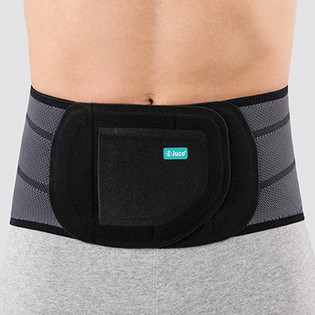 Lumbal Xtec Light, Anthrazit Mann trägt Rückenorhtese Lumbal Xtec Light in der Fabe Antrazit