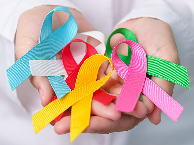 viele bunte Schleifen liegen in zwei Händen