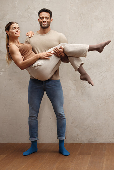 2. Juzo Intenso Strong man holding woman in his arms, both wearing Juzo Intenso