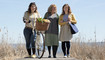 Drei Damen spazieren am Strand und tragen Juzo Kompressionsstrümpfe