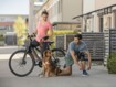 Frau mit Hund und Fahrrad neben einem Mann