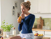 Kvinde med thoraxprodukt drikker en smoothie