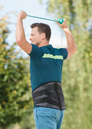 Homem a praticar desporto com uma ortótese 