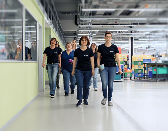 Produktionsmitarbeiter auf dem Weg in die Pause Produktionsmitarbeiter auf dem Weg in die Pause