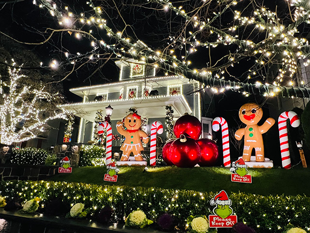 weihnachtlich geschmücktes Haus