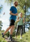 Ein Mann und eine Frau beim Joggen im Wald