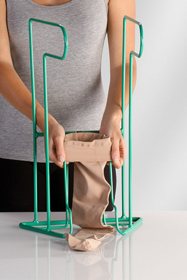 Femme utilisant Juzo Easy Fit  Femme utilisant Juzo Easy Fit