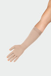 Hand mit ScarPrime Seamless (lang) in der Farbe Beige