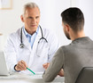 Läkare i samtal med en patient