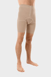 Mand med beige cykelshorts af ScarPrime Direct-strikmaterialet