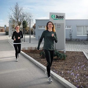 Zwei Juzo Mitarbeiterinnen beim Start in den Feierabendlauf.