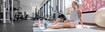 Frau in einem Fitnessstudio mit einer Knieorthese