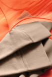 Leotardos Juzo Inspiration sobre un vestido de tul naranja