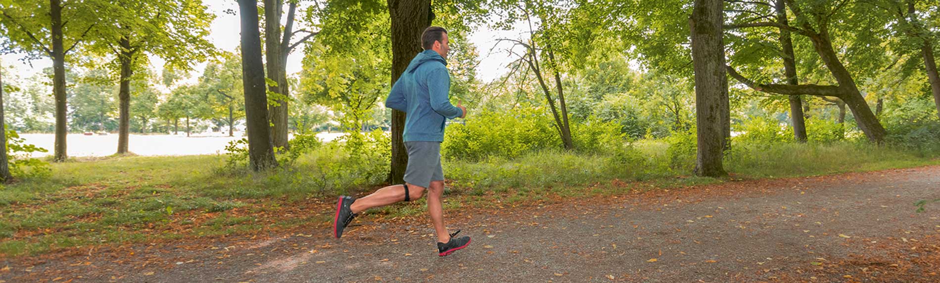 Cincha patelar Un hombre corriendo por el bosque