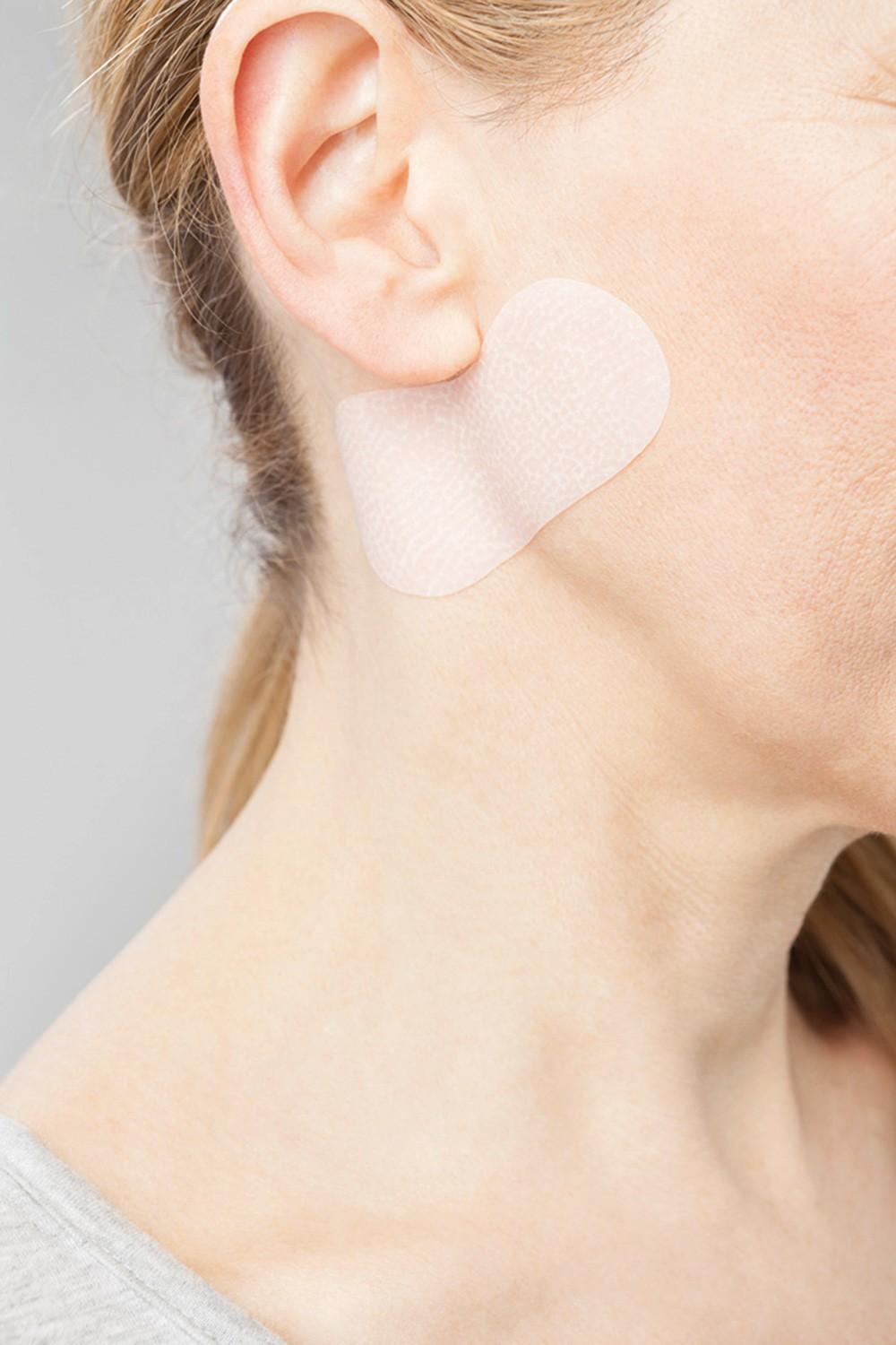 Una mujer usa Juzo ScarPad en el cuello