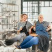 Zwei Freundinnen mit Lipödem sind zusammen in einem Töpferstudio und tragen Kompressionsstrümpfe in Dip Dye Blau und Grau
