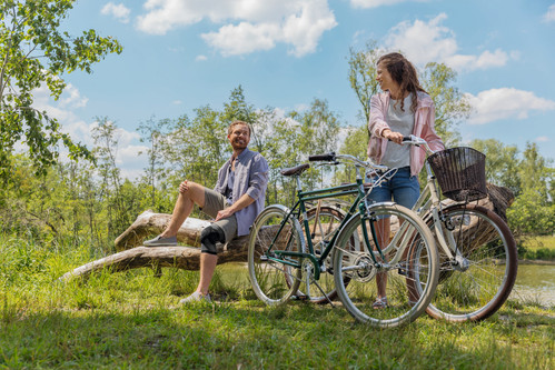 Mann und Frau beim Fahrrad fahren Mann und Frau beim Fahrrad fahren