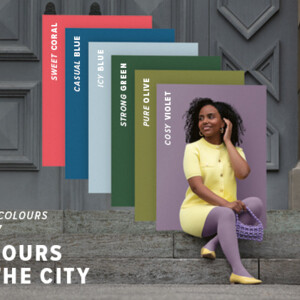 Trend Colours 2026/27 Eine Frau sitzt auf Steinstufen vor einem Tor. Sie trägt einen hellgelben Zweiteiler zu einer lilanen Kompressionsversorgung. Hinter ihr sieht man Farbfelder in den Trend Colours