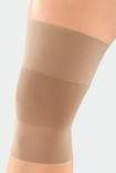 Knie mit der JuzoFlex Genu 300 ist bei Maßanfertigung auch mit Baumwolle möglich
