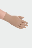 Kvinna bär Juzo kompressionshandske med slutna fingrar