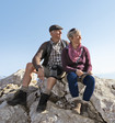 Paar auf dem Gipfel trägt Juzo Bandagen