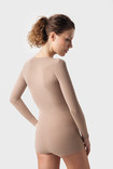 Vista posteriore di una donna con body compressivo Juzo con bracciali lunghi