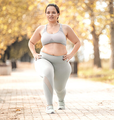 Eine Frau macht Sport im Park Eine Frau macht Sport im Park