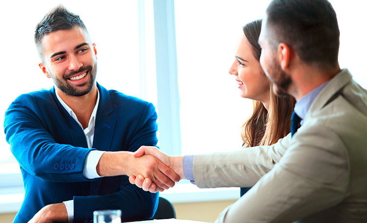 Produktwechsel Zwei Männer geben sich die Hand