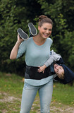 Kvinna med barn bär JuzoPro Lumbal Xtec Plus 