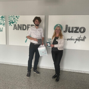 Bernd Mangold (Juzo) überreicht Nicole Miehle (Pflegeschule Diako) Kompressionsstrümpfe von Juzo