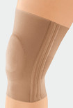 Knie met de JuzoFlex Genu 500 in de kleur beige
