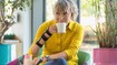 Frau trägt JuzoPro Manu Xtec Handgelenkorthese und hält eine Tasse in der Hand