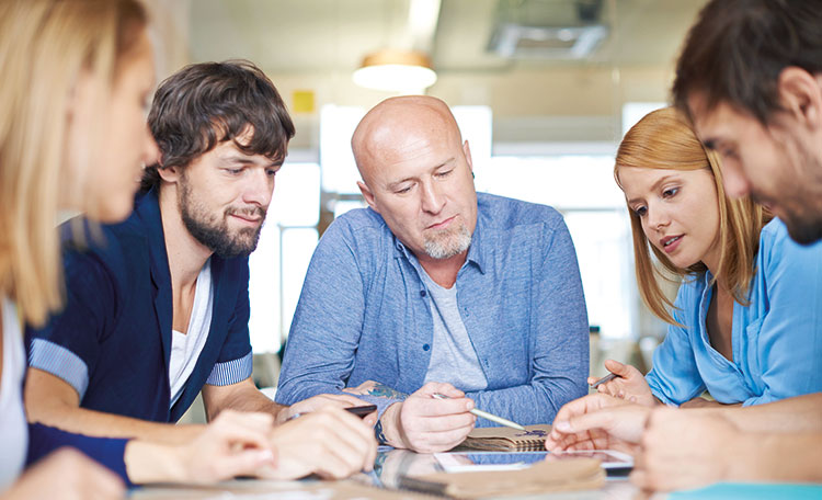 Come together Personen besprechen etwas