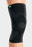 Knie met de JuzoFlex Genu Xtra in de kleur zwart