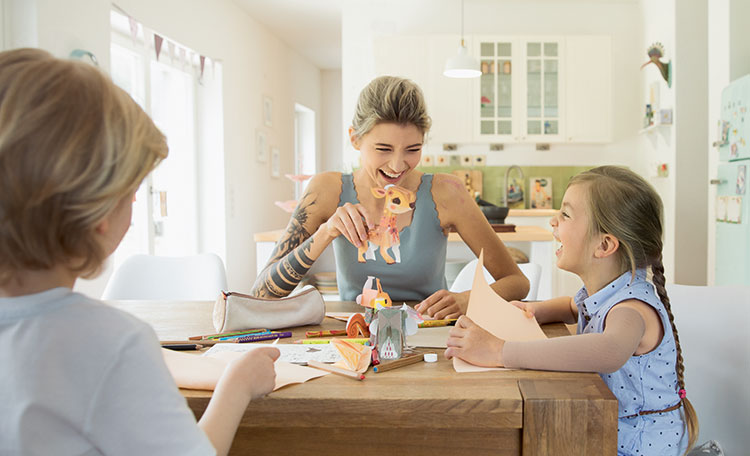 Narbentherapie Basis Familie am Tisch