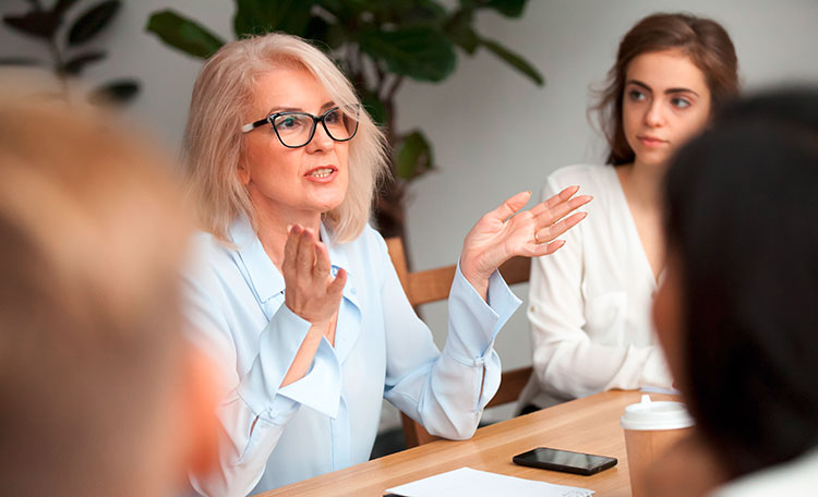 So agieren Sie souverän Eine Frau spricht