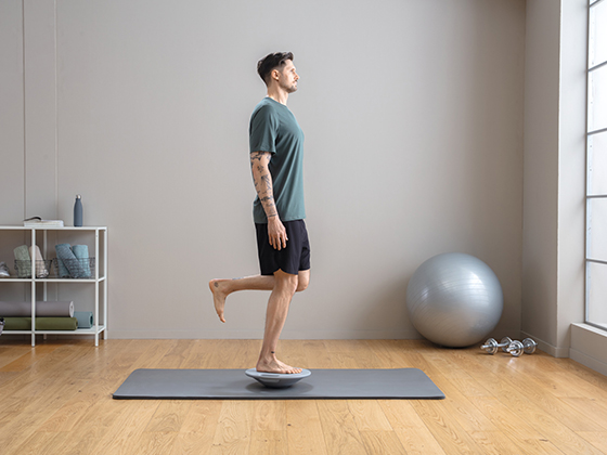 Ćwiczenie 1: Stanie na jednej nodze na platformie do balansowania z drugą nogą ugiętą w kolanie 