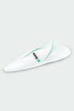 Donna utilizza l’ausilio per indossare Slippie per calze/collant compressivi