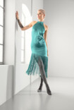Mujer con Juzo Inspiration y medias en vestido color amapola y petróleo