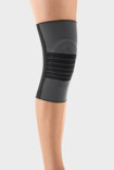 Knie met de JuzoFlex Genu 500 in de kleur antraciet